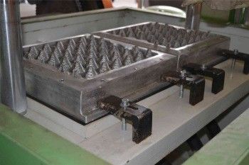 Máy chế tạo hộp trứng 700pcs có dung lượng thấp 2 khuôn với chứng nhận CE